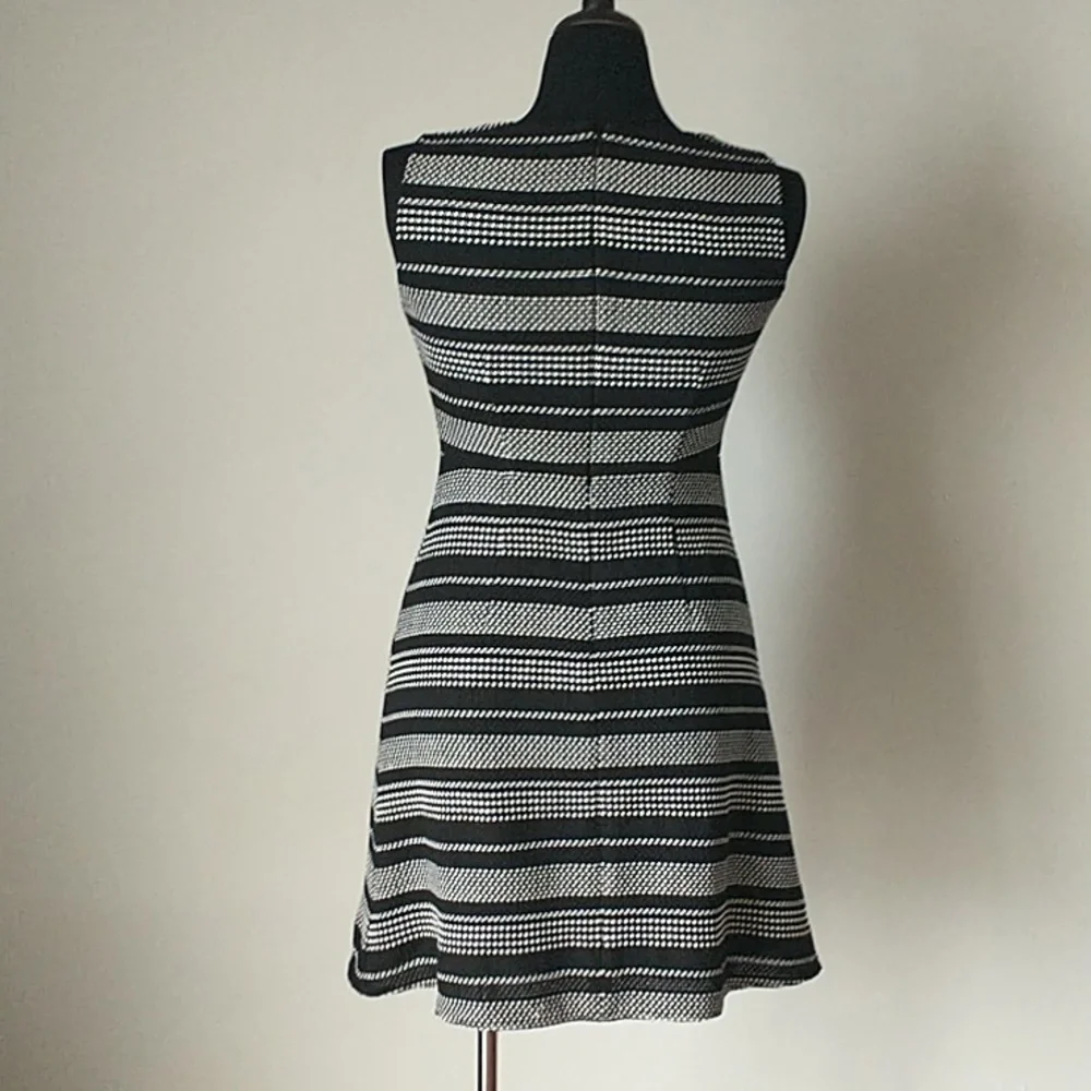 Black and White Sleeveless Dress - Picture 3 of 8